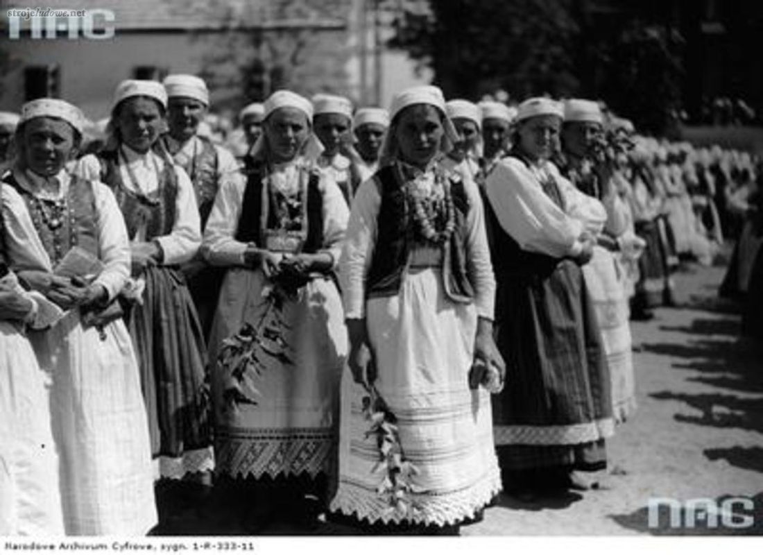 Uczestniczki uroczystości w strojach kurpiowskich podczas procesji, 1937 r., Narodowe Archiwum Cyfrowe.