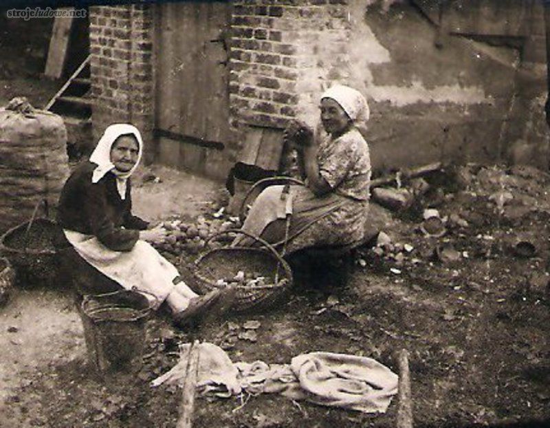 Bronisława Bączyk i Joanna Leśniewska w strojach roboczych, Wola Zambrowska, lata. 50.XX w., własność prywatna