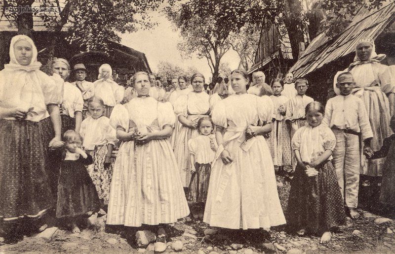 Przykład zapożyczenia stroju cieszyńskiego przez Górali Śląskich, Istebna, 1905

r., ze zbiorów Muzeum Śląska Cieszyńskiego w Cieszynie
