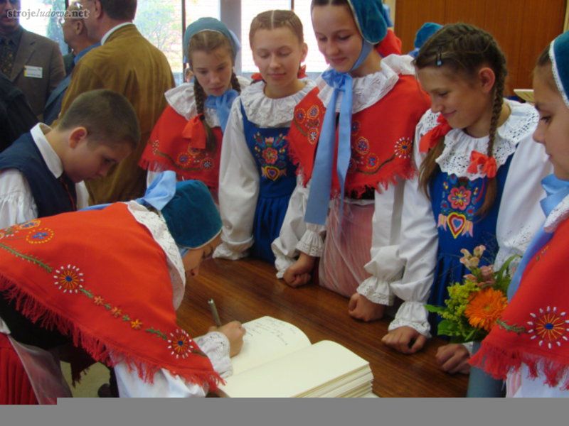 Członkowie Zespołu Pieśni i Tańca "Pyrzyce” w zrekonstruowanych strojach, fot. A. Bajon, 2007