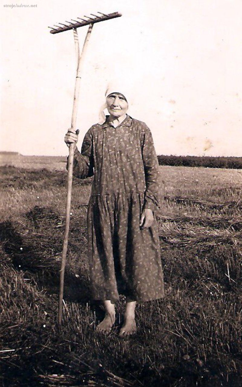 Bronisława Bączyk w stroju roboczym, Wola Zambrowska, lata 30. XX w.

własność prywatna