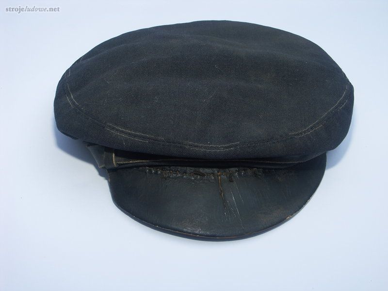 Czapka (<em>maciejówka</em>) lata 20.XX w., własność prywatna, fot. E. Piskorz-Branekova

Mężczyźni w tym regionie nosili <em>maciejówki</em> szyte z granatowego, niekiedy czarnego sukna. Były to czapki z okrągłym, lekko uniesionym w części przedniej denkiem i sztywnym, lakierowanym na czarno daszkiem, powyżej którego znajdował się pasek lub sznur, mocowany zwykle dwoma guzikami. Modne stały się od początku XIX w. Wzorowano je na czapkach noszonych początkowo przez wojskowych i urzędników rosyjskich, a od I wojny światowej przez członków organizacji strzeleckich i żołnierzy Legionów Polskich.