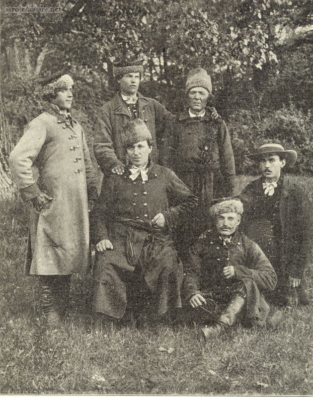 Mężczyźni w czapkach <em>luśniowych</em> i sukmanach. Monice, Bogusławowi, pow. Sieradz, Ziemia 1912, nr 50, fot. ze zbiorów St. Graevego

Czapki <em>luśniowane</em><em> </em>noszone były powszechnie na przełomie XIX i XX w. Miały kształt stożka. Składały się z dwóch części: spodniej, uszytej z granatowego lub czarnego sukna i wierzchniej w postaci otoka wykonanego z białego lub siwego baranka, który mógł być również wełniany. Otok do części zasadniczej przywiązywano niebieską, czerwoną lub różową wstążką.