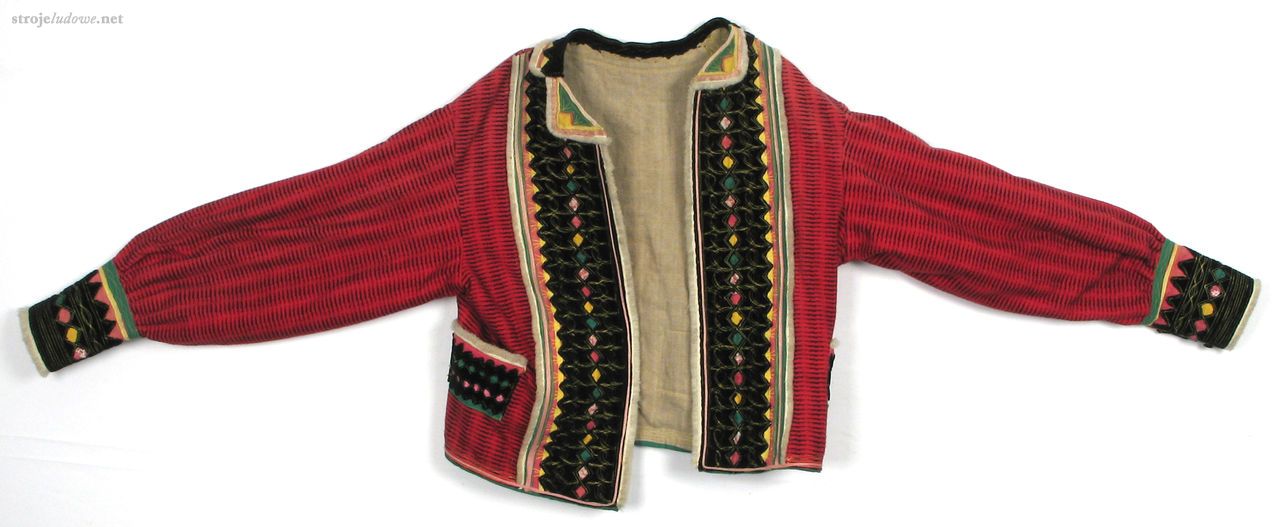 Kaftan męski <em>w okienka</em>, przód, krzczonowskie. Ze zbiorów Państwowego Muzeum Etnograficznego w Warszawie, fot. E. Koprowski

Kaftany zaczęto nosić dopiero pod koniec XIX w. Były one krótkie do pasa, szyte z czarnej satyny. Krój składał się z pleców i zszywanych na ramionach przodów oraz długich rękawów szytych z dwóch części i wszytych w szerokie mankiety. Przody kaftana po obu stronach rozcięcia i kołnierzyk wzdłuż dolnej krawędzi ozdabiano aplikacjami o szerokości ok. 11 cm. Aplikacje składały się z ułożonych pasmami tasiemek, wstążek i pasków welwetu o brzegach wyciętych w zęby i ornamentach w formie żółtych stebnówek. Na początku XX w. pojawiła się moda na aplikacje z tzw. <em>okienkami</em>, czyli wyciętymi otworami w kształcie rombów, pod które podkładano na przemian czerwone i zielone wstążeczki oraz na ściegi haftu <em>janina</em> o motywach zgeometryzowanych w kolorach pomarańczowym, białym, czerwonym i czarnym. Tak zdobione kaftany nazywano <em>w okienka</em> i nigdy ich nie zapinano.