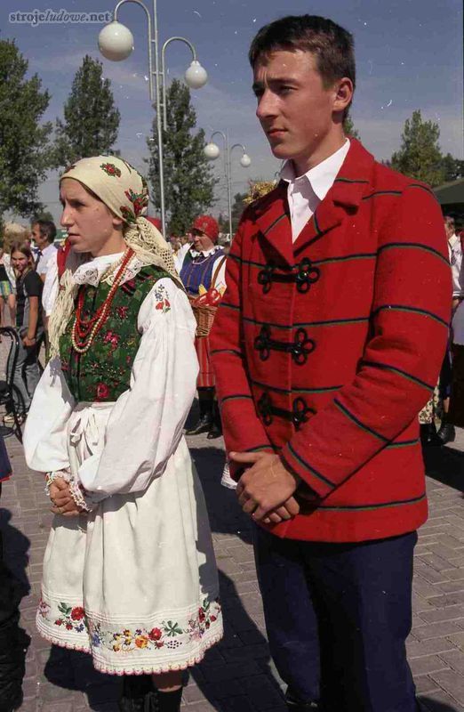 Młodzi we współczesnych strojach sieradzkich, Sieradzkie, 1999 r. Archiwum Etnograficzne Muzeum Archeologicznego i Etnograficznego w Łodzi, fot. Wł. Pohorecki

Spencery szyte były z samodziałowego płótna na podszewce lub ocieplane barchanem lub flanelą. Najstarsze nie posiadały kołnierzy, później zaczęto doszywać stojące lub wykładane, a rogi wraz z klapkami przyszywano do ramion. Były one dwu lub trzyrzędowe i najczęściej posiadały jedną kieszeń z prawego boku.