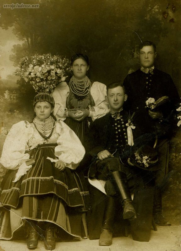 Państwo młodzi i drużbowie, początek XX w., pocztówka, własność prywatna

Lejbiki szyto z czarnego, fabrycznego sukna, wszystkie krawędzie (także klapek kieszeni) i umieszczone na prawej pole dziurki do zapinania odszywano czerwonym sznureczkiem. Latem <em>lejbik</em> noszony był bezpośrednio na koszulę, zimą i w dni chłodne zakładano na niego <em>spencer</em>, a niekiedy także sukmanę.