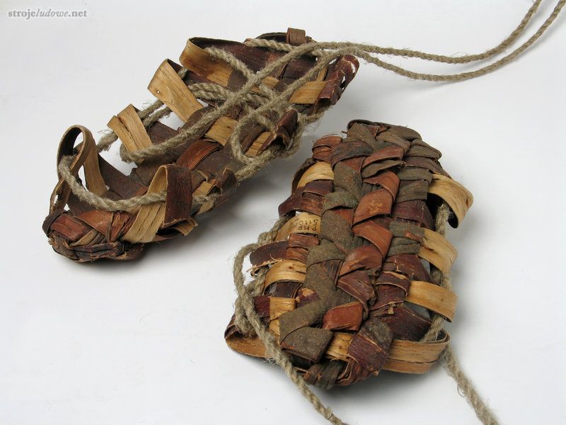 <em>Postoły</em><strong>, </strong>łapcie z łyka, widoczna podeszwa, Podlasie, okres międzywojenny, ze zbiorów Państwowego Muzeum Etnograficznego w Warszawie, fot. K. Wodecka