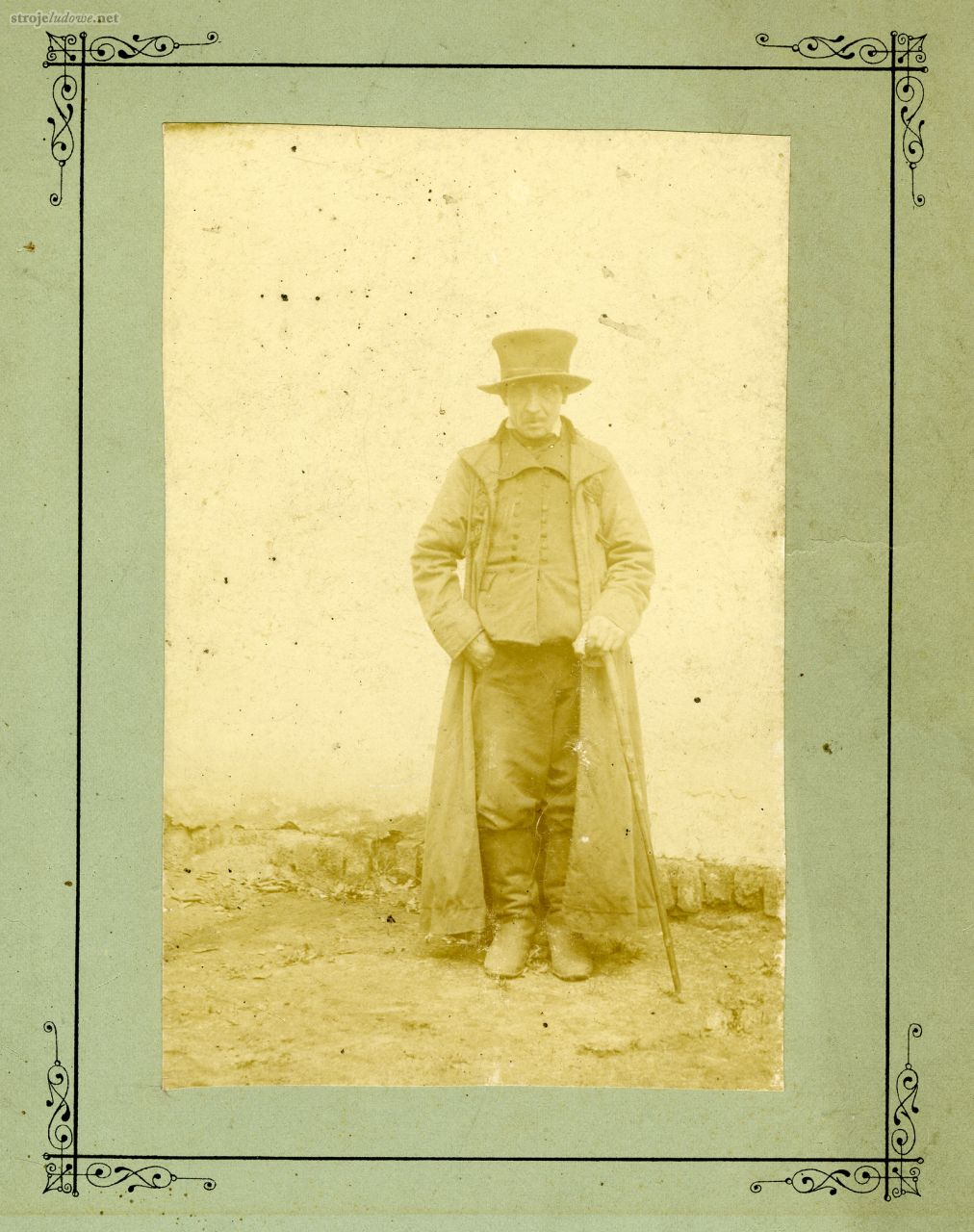 Jarosziński w stroju kujawskim, fot. Urlyk von Wilamowitz-Moellendorff, Gocanowo koło Kruszwicy, IX 1895, ze zbiorów Archiwum Naukowego Państwowego Muzeum Etnograficznego w Warszawie

Płaszcze były pod szyją wykończone gładko lub dwudzielnym kołnierzem z klapkami. Zapinano je na haftki lub guziki, bez szamerunku.