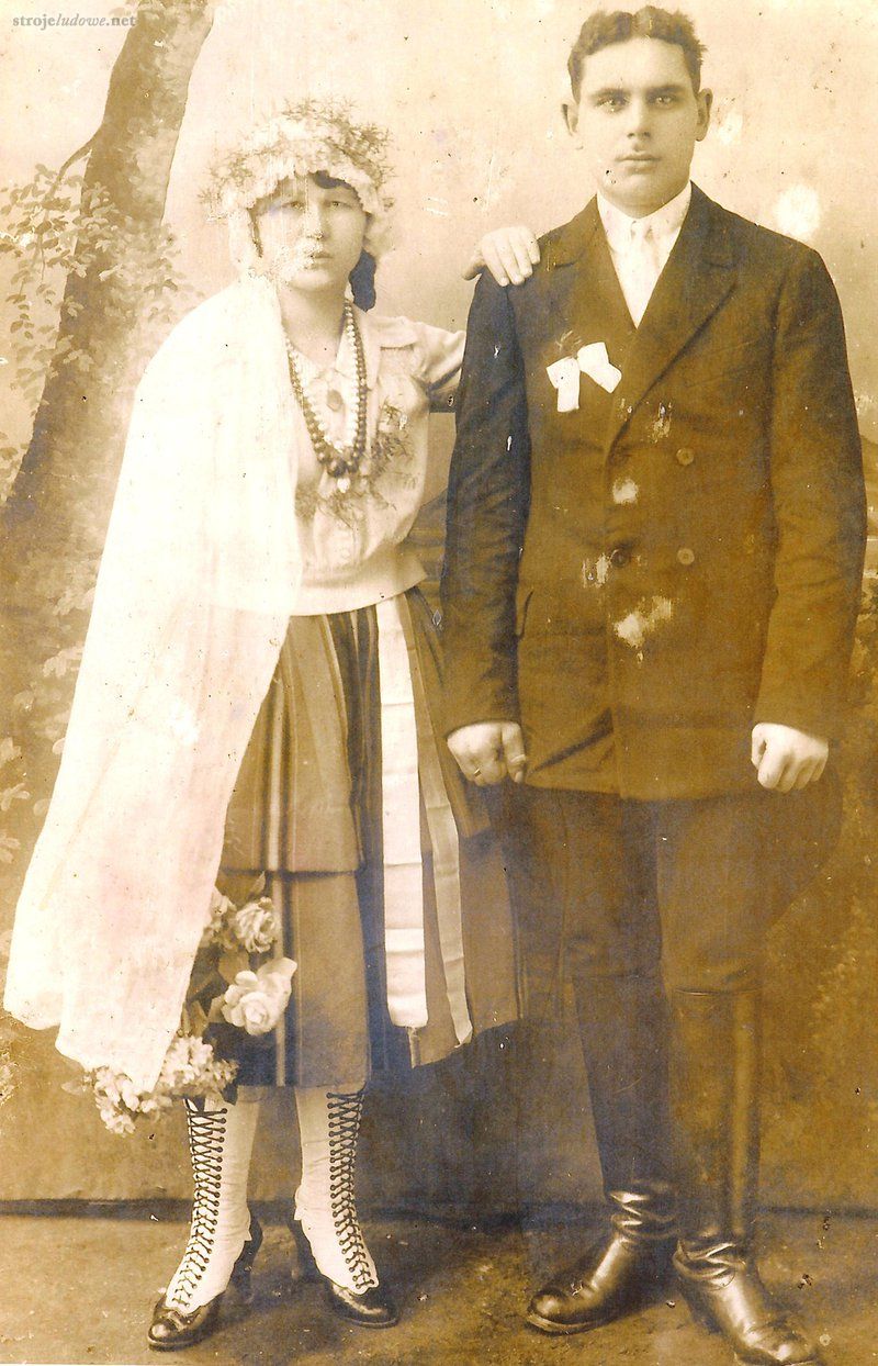 Zdjęcie ślubne Heleny i Antoniego Bombrychów, 19.02.1926 r. Pozyskano od Marka Olczaka. Gminny Ośrodek Kultury w Sannikach