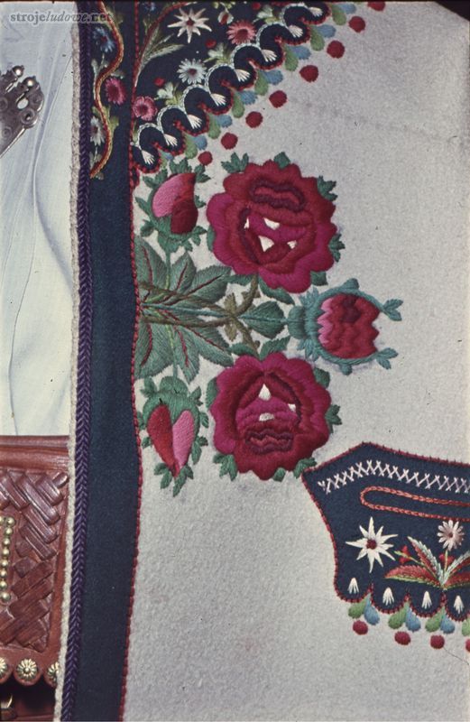Haft z <em>cuchy</em> białej ze zbiorów Państwowego Muzeum Etnograficznego w Warszawie, fot. K. Wodecka

W pierwszych latach XX w. zdobienie <em>cuch</em> wzbogaciło się o motywy kwiatowe, wyszywane na przodach i hafty rozmieszczane wzdłuż pasowo rozłożonych, już istniejących ozdób (lamówek i sznureczków).