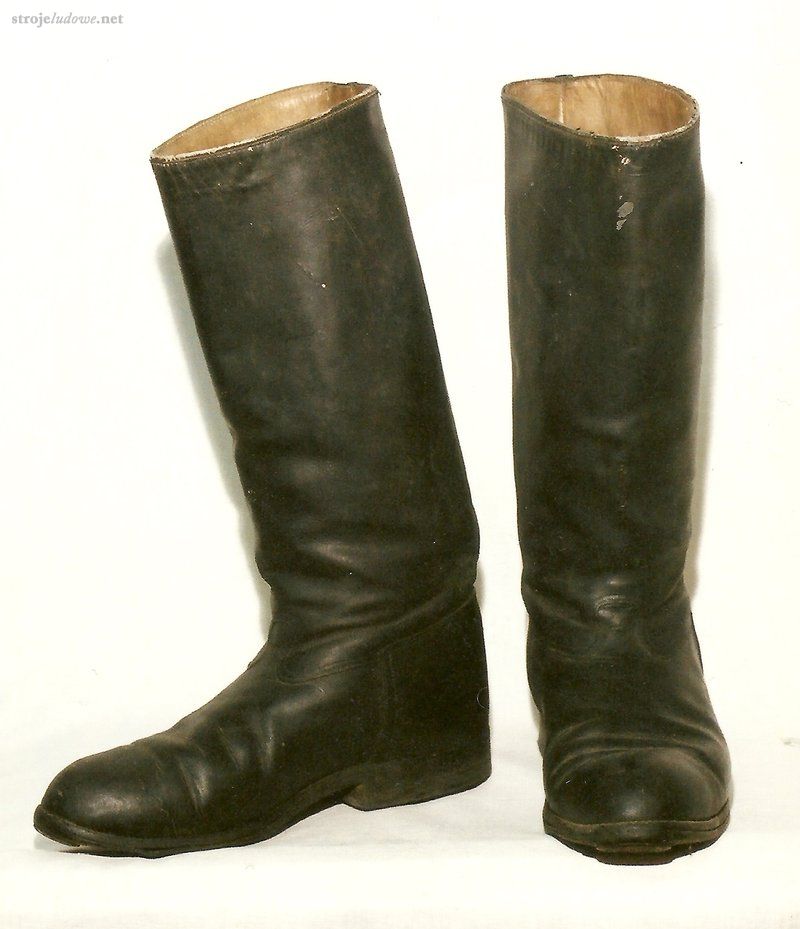 Buty tzw. oficerki, ze zbiorów Muzeum Północno-Mazowieckiego w Łomży, fot. E. Piskorz-Branekova

Mężczyźni nosili kilka typów obuwia. Najstarszym były czarne juchtowe buty, których przyszwy krojono razem z miękkimi cholewami. Miały one dosyć wysoki obcas. Jednocześnie używano także butów z harmonijką w okolicach kostki. Oba te typy obuwia wyszły z mody w latach dwudziestych XX w. Ich miejsce zajęły tzw. oficerki ze sztywnymi cholewami. Stopy przed założeniem obuwia owijano lnianym płótnem, a same buty (szczególnie te starszego typu) wyściełano wiechciami słomy.