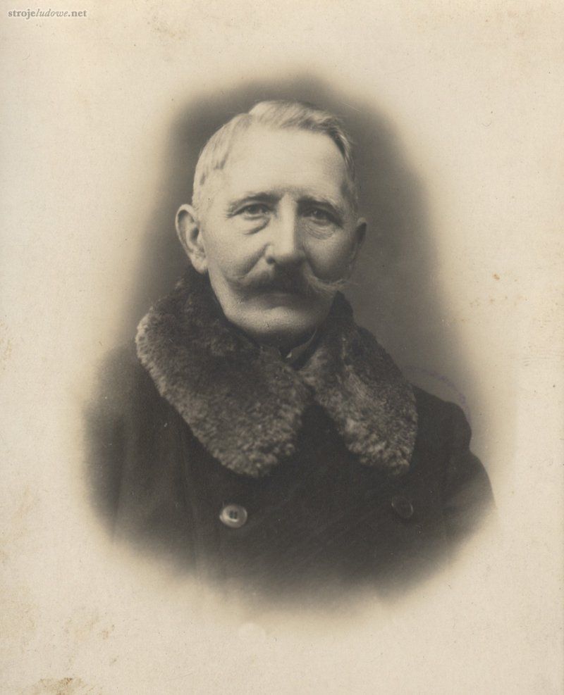 Mężczyzna w palcie, Łozy, ok. 1925 r., własność prywatna

Okrycia wierzchnie mogły mieć bardzo różne fasony, kołnierze z tkaniny lub futrzane, a niekiedy palta i kurtki podbijane były futrzanymi błamami.