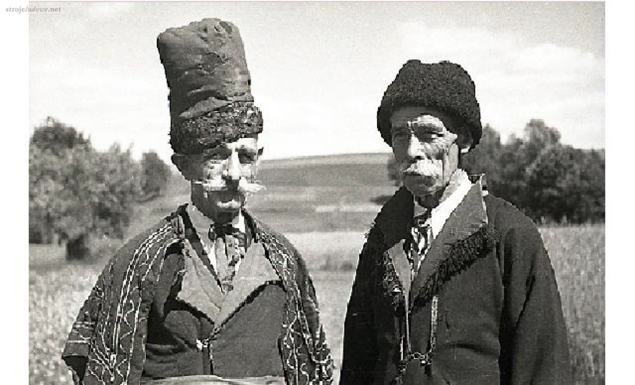 Portret dwóch mężczyzn. Po lewej czapka <em>dłubanka</em>, po prawej – baranica, ze zbiorów Muzeum Etnograficznego w Rzeszowie, autor nieznany

Czapki <em>dłubanki </em>były szyte z sukna produkcji fabrycznej w kolorze siwym lub czerwonym. Ich wysokość wynosiła ok. 30 cm, a zdobił je otok z czarnego baranka. Z czasem wyparły je rogatywki.