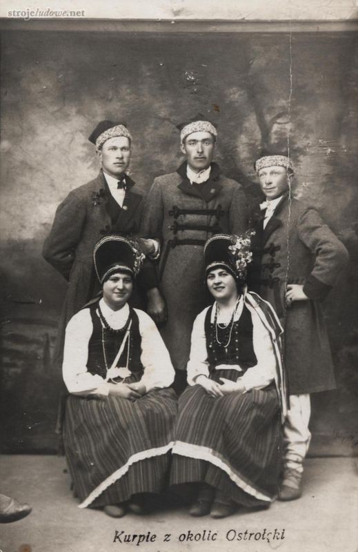 Kurpie z okolic Ostrołęki, pocztówka, Muzeum Północno-Mazowieckie w Łomży

Rogatywka, jako zimowe nakrycie głowy, była powszechnie noszona jeszcze w XIX w. Miejscowa tradycja wiązała jej pochodzenie z udziałem Kurpiów w Insurekcji Kościuszkowskiej. Rogatywki przeznaczone dla starszych szyte były z czarnego sukna, te dla młodszych – z siwego, ich otok wykonywano z ciemnego futra baraniego. Na denku rogatywki, w miejscu łączenia czterech klinów, z których powstawała czapka, przyszywano duży, czarny guzik, a na jej rogach i szwach, naszyty był, dla ozdoby, czerwony sznureczek.