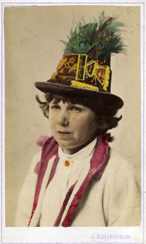 Chłopiec w kapeluszu z wysoką, sztywną, stożkowatą główką fot. I. Krieger, Archiwum Naukowe Państwowego Muzeum Etnograficznego w Warszawie.