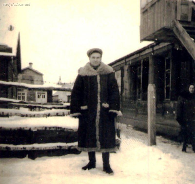 Jan Michalski z Tybor Kamianki, Wysokie Mazowieckie, własność prywatna


W czasie mrozów zakładano długie, wyprawiane na brązowo kożuchy z dużym kołnierzem. W czasie dni zimnych i mokrych zakładali na nie tzw. <em>burki</em>, czyli obszerne okrycia wierzchnie szyte z grubego, mocno folowanego brązowego sukna z przypinanym na guziki kapturem. Noszono je także w czasie obfitych opadów.