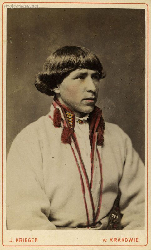 Chłopiec w sukmanie z czerwonymi <em>chwostam</em>i, fot. I. Krieger, Archiwum Naukowe Państwowego Muzeum Etnograficznego w Warszawie.