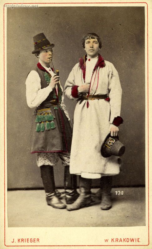 Mężczyźni jeden  w kaftanie bez rękawów z zielonymi chwostami, drugi w sukmanie z amarantowymi, fot. I. Krieger, Archiwum Naukowe Państwowego Muzeum Etnograficznego w Warszawie.