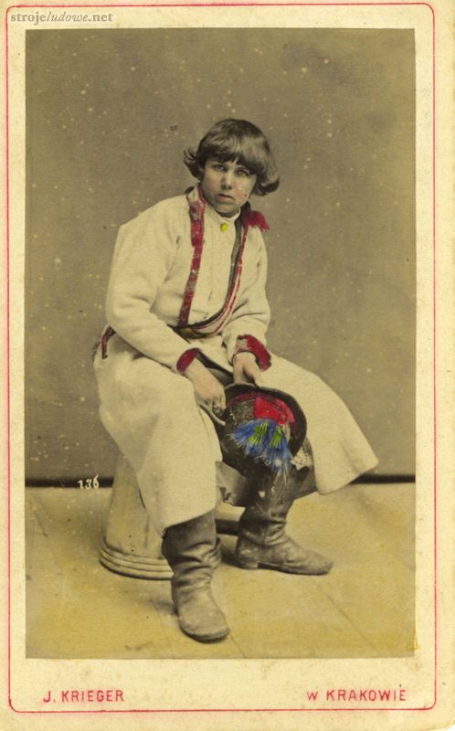 Chłopiec w butach z miękką cholewą, fot. I. Krieger, Archiwum Naukowe Państwowego Muzeum Etnograficznego w Warszawie.