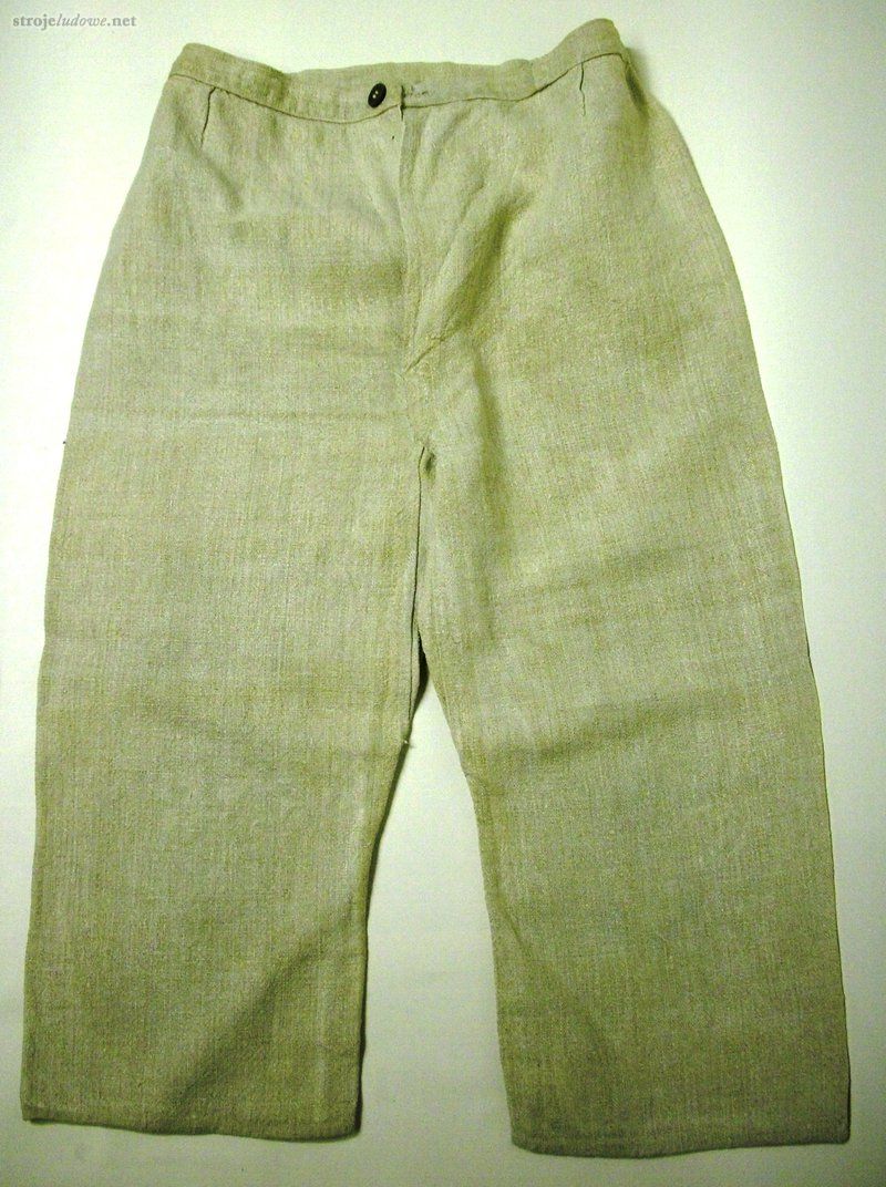 Spodnie płócienne, ze zbiorów Muzeum Wsi Radomskiej, fot. E. Piskorz-Branekova

Spodnie starszego typu, noszone w dni cieplejsze, szyto z białego, lnianego lub lniano-konopnego płótna samodziałowego. Na zimowe przeznaczano tkaniny w ciemnych kolorach (zwykle czarne lub granatowe), mogły być to samodziały gładkie lub w drobne, kolorowe prążki. Od I wojny światowej spodnie coraz częściej szyto z wełnianych tkanin fabrycznych. Wszystkie miały prosty krój. Każdą nogawkę wykonywano z jednego płata tkaniny, na przedzie znajdował się niewielki rozporek, a w talii spodnie zwężano, wszywając je w pasek lub ściągając sznurkiem.