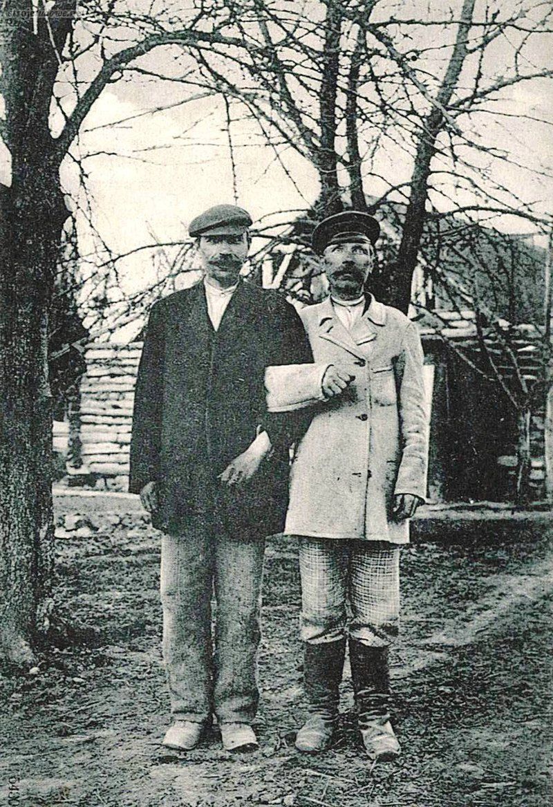 Od Tomaszowa, pocztówka, wyd. 1910, własność prywatna

Czapki maciejówki szyto z granatowego lub niekiedy czarnego sukna. Miały okrągłe, lekko uniesione w części przedniej denko i sztywny, lakierowany na czarno daszek, powyżej którego znajdował się pasek lub sznur, mocowany zwykle dwoma guzikami. Moda na maciejówki rozpoczęła się w latach 80. XIX w. Wzorowano je na czapkach noszonych przez wojskowych i urzędników rosyjskich, a począwszy od I wojny światowej przez członków organizacji strzeleckich i żołnierzy Legionów Polskich.