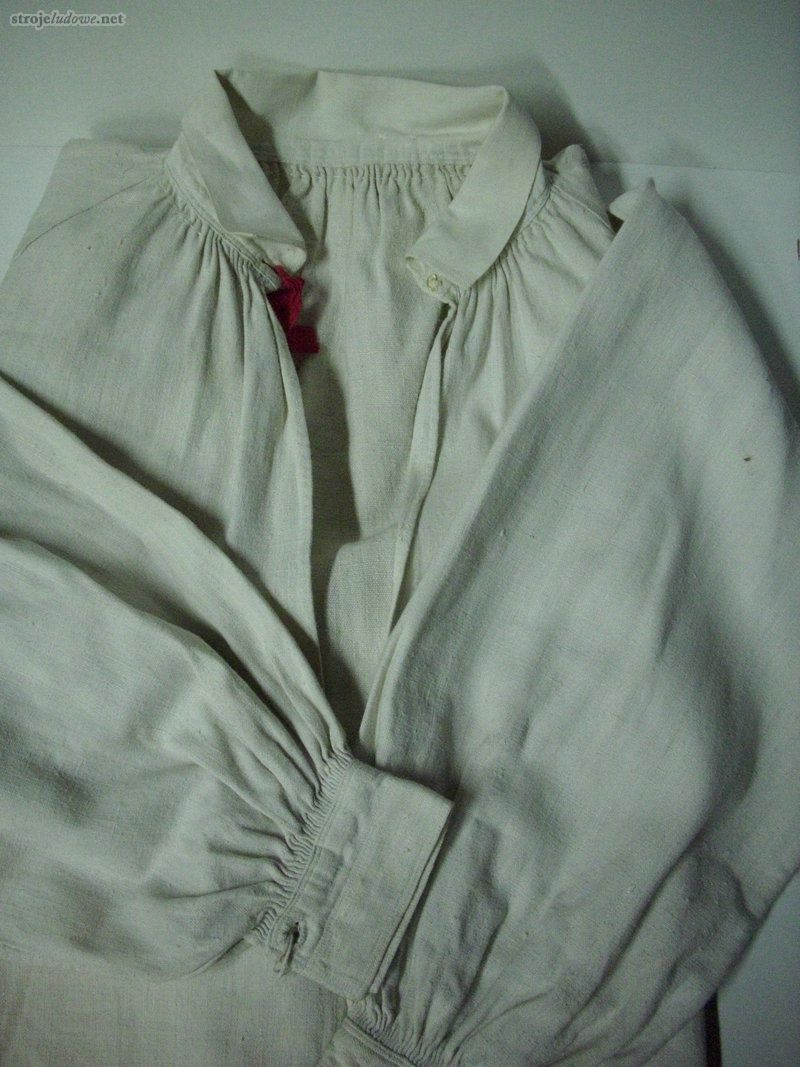 Koszula męska, ze zbiorów Muzeum Mazowieckiego w Płocku, fot. E. Piskorz-Branekova

Koszule szyto z dobrze bielonego, lnianego samodziału. Miały krój przyramkowy, pod szyją niezbyt wielki wykładany kołnierzyk, a przy dłoniach wąskie mankiety, ozdobione niekiedy rzędami białej stebnówki. Koszulę pod szyją związywano wstążeczką lub tasiemką, najczęściej czerwoną.