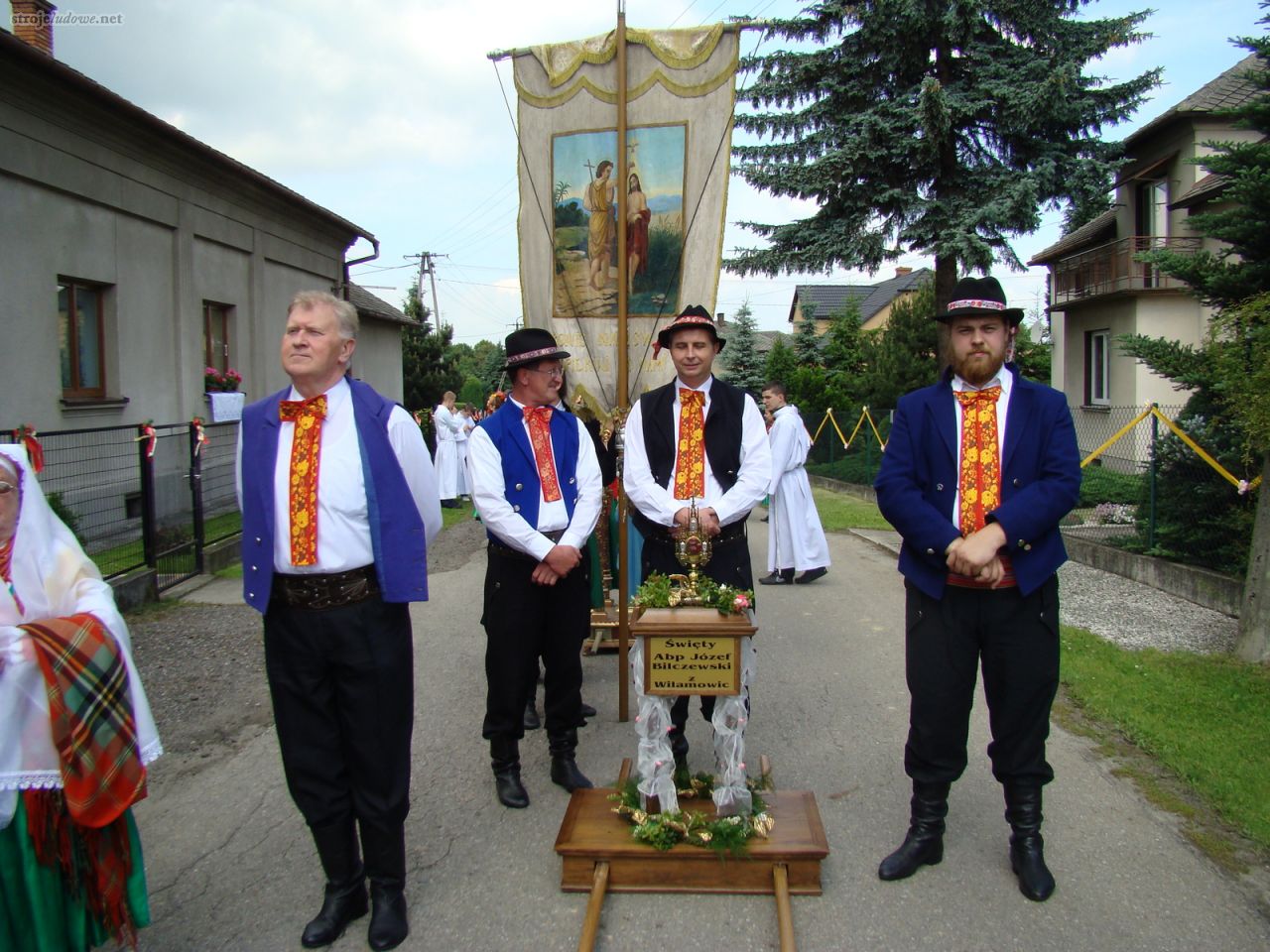 Mężczyźni w strojach w czasie procesji Bożego Ciała. Trzech z lewej strony ubranych w <em>lajbiki</em>, czwarty z prawej w <em>lajbik</em> z długim rękawem, Wilamowice 2012, fot. Justyna  Majerska

Strój męski, opracowany na potrzeby Zespołu Regionalnego "Wilamowice", mimo że jest dość młodym tworem, trwale zakorzenił się już w świadomości mieszkańców, którzy traktują go jako rodzimy.