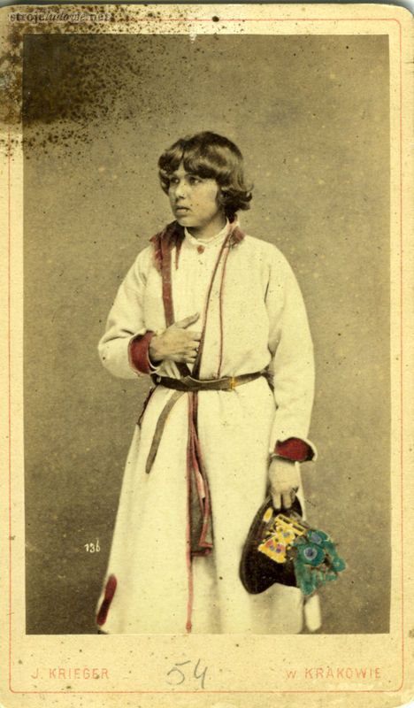 Chłopiec w koszuli spiętej spinką, fot. I. Krieger, Archiwum Naukowe Państwowego Muzeum Etnograficznego w Warszawie.