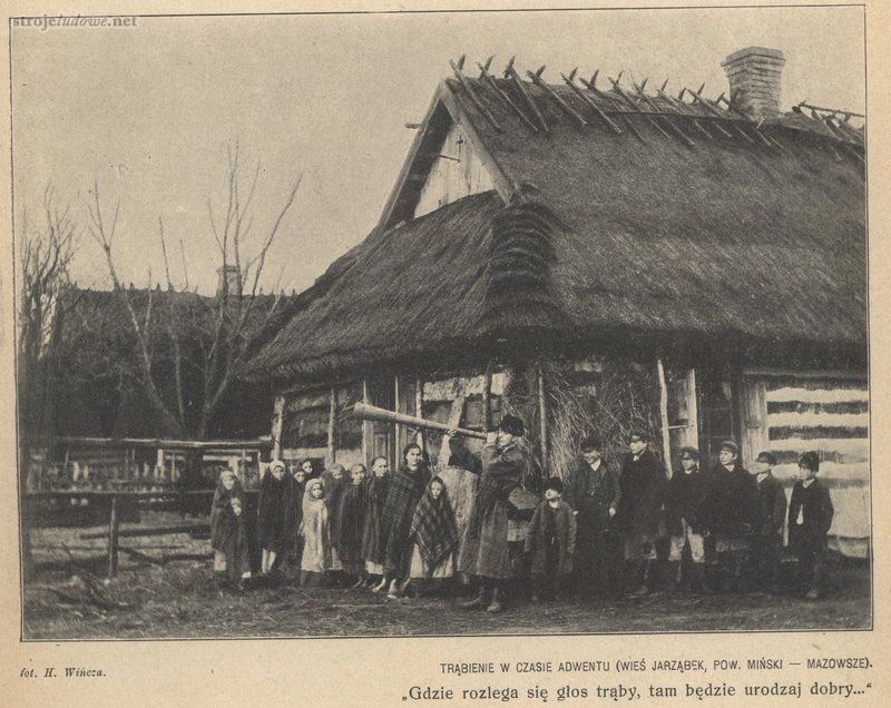 Trąbienie w czasie Adwentu, wieś Jarząbek, pow. miński – Mazowsze

„Gdzie rozlega się głos trąby tam urodzaj dobry…”, fot. H. Wieńcza

str. 789 Ziemia, 1913 – 1914

<em>Kaszkiet</em> (<em>maciejówka</em>) był obok koszuli najdłużej zachowanym elementem stroju męskiego.<em> Kaszkiet</em> to<em> </em>okrągła czapka z granatowego lub czarnego sukna z czarnym, usztywnionym, lakierowanym daszkiem, powyżej którego dwoma guzikami przymocowany jest czarny pasek.