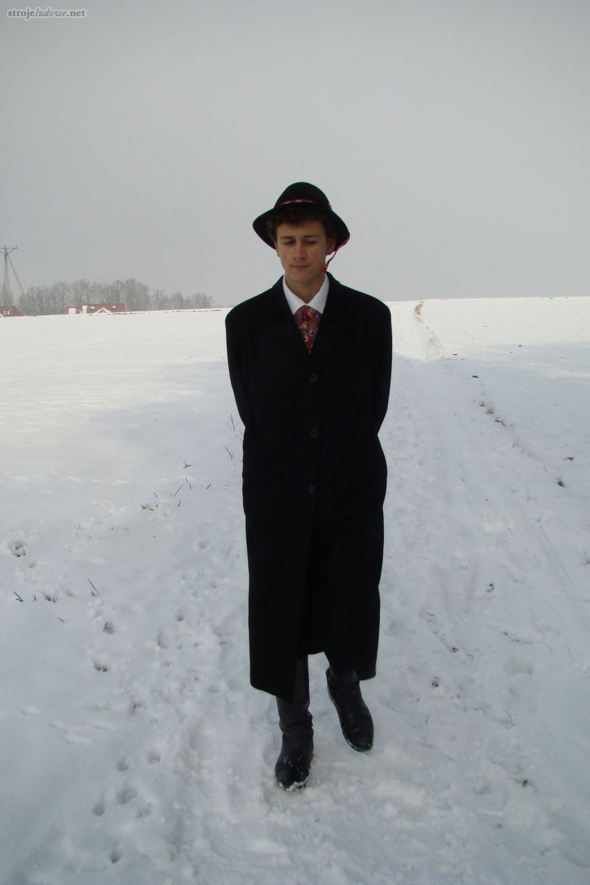 Chłopak w zimowym <em>ibercijerze</em>, Wilamowice 2013, fot . Justyna Majerska 
W ostatnich latach następuje tendencyjny powrót do bardziej archaicznych form stroju męskiego.