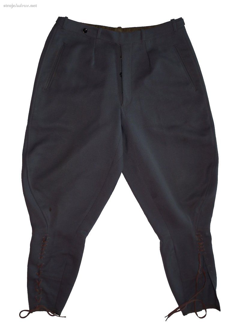 Spodnie typu bryczesy, ze zbiorów Muzeum Zamojskiego, fot. H.Szkutnik

Spodnie nazywano tu nogawicami albo portkami. Te starszego typu, noszone w dni cieplejsze, wykonywano z lnianego lub lniano-konopnego płótna samodziałowego. Mogło być ono gładkie lub ozdobione ręcznym drukiem w czarne lub czerwone paski (spodnie zwano wtedy malowankami). Na zimowe przeznaczano wełniane samodziały (folowane lub nie), najczęściej w kolorach ciemnobrązowym i czarnym. Spodnie te miały prosty krój. Każdą nogawkę wykonywano z jednego płata tkaniny, a z przodu w pasie poszerzał je trójkątny klin. Posiadały niewielki rozporek na prawym boku, a w talii zwężano je wszywając w pasek lub ściągając sznurkiem przeciągniętym przez zawiniętą i zszytą tkaninę. Zapinały się z przodu na drewniany kołeczek. W pierwszych latach XX wieku zaczęto nosić spodnie o klasycznym kroju bryczesów. Są one w części górnej (do kolan) szerokie, wręcz bufiaste, a od kolana w dół ściśle opasują łydkę. Wąska część nogawki jest sznurowana. Zakładano je zawsze do butów z cholewami, a tzw. oficerek. Szyte były z tkanin fabrycznych, najczęściej w kolorze brązowym, brązowo-zielonym lub khaki.