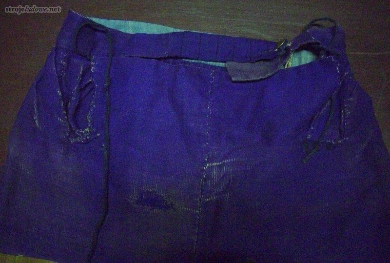 Spodnie tzw. chaberkowe, ze zbiorów Muzeum Mazowieckiego w Płocku, fot. E. Piskorz-Branekova

Spodnie szyto z wełnianego samodziału. Do ich wykonania używano jednego płata tkaniny o wymiarach ok. 140 x 80 cm. Składano go symetrycznie, skrajami do środka i zszywano (od dołu do kroku), dzięki czemu powstawały dwie nogawki (ze szwem od wewnątrz). W części środkowej płata wycinano klin w kształcie liścia wierzbowego (co dopasowywało spodnie do ciała i ułatwiało poruszanie się w nich). Część górną układano w fałdki i wszywano w pasek. Aby spodnie można było założyć robiono w niej dwa nacięcia. Powstawała wtedy klapka, zwana <em>fartuszkiem,</em> którą zapinano na dwa guziki. Spodnie przy stroju odświętnym noszono wpuszczone w buty.