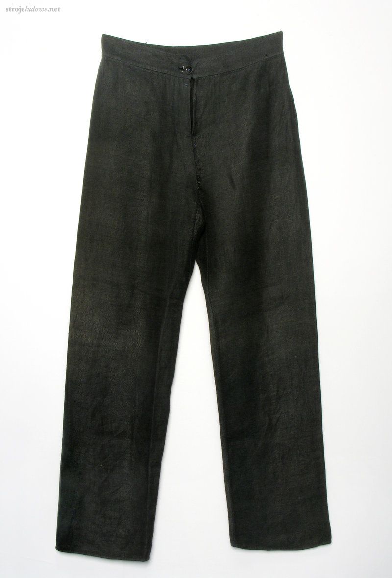 Spodnie lniano-wełniane, ze zbiorów Państwowego Muzeum Etnograficznego w Warszawie, fot. K. Wodecka

Spodnie na zimę szyto z tkaniny o osnowie lnianej a wątku wełnianym. Wełna na spodnie często była farbowana na czarno.