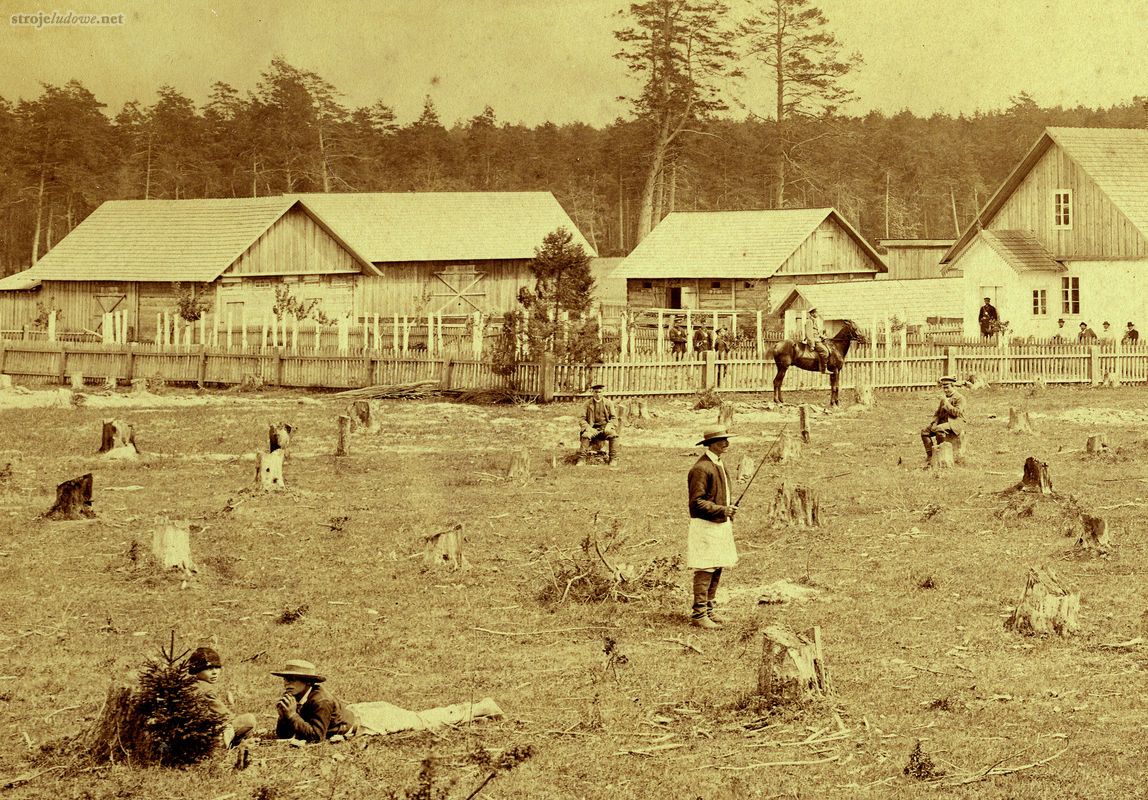 Osada Nadgajowego na Czarnym Wygonie, Leśn. Kosobudy (fragment), 1902 r., fot. J. Strzyżowski, ze zbiorówMuzeum Zamojskiego

Na fotografii widać sposób noszenia koszuli i <em>tyszowiaki.</em>