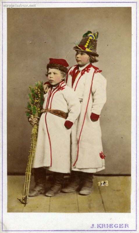Chłopcy z palmą, fot. I. Krieger, Archiwum Naukowe Państwowego Muzeum Etnograficznego w Warszawie.