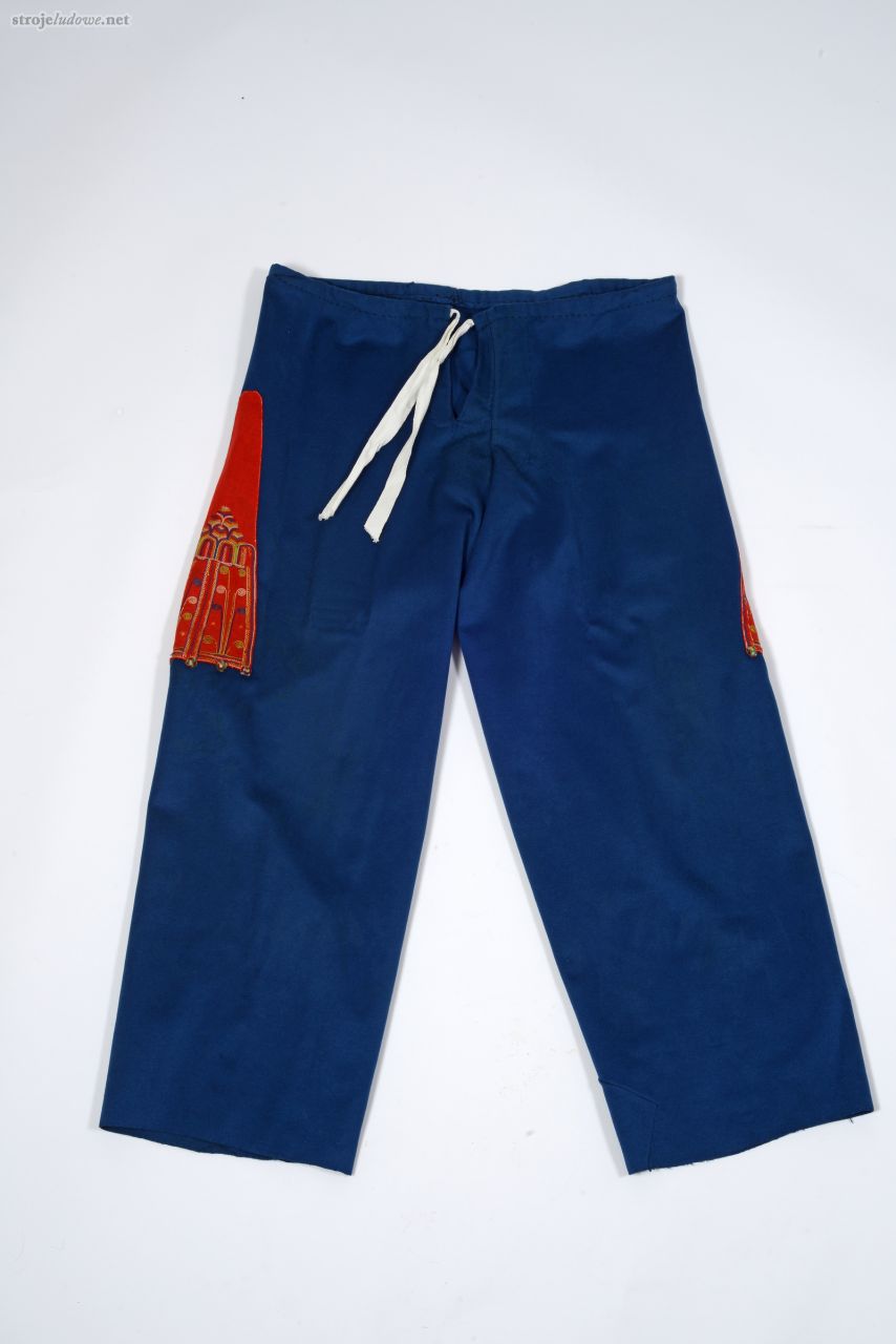Spodnie <em>sukienniaki</em> z niebieskiego sukna, rzeszowskie, okres międzywojenny, ze zbiorów Muzeum Archeologicznego i Etnograficznego w Łodzi, fot. Wł. Pohorecki

Latem mężczyźni nosili tzw. <em>gacie,</em> czyli płócienne, samodziałowe spodnie, które zimą służyły często za bieliznę zakładaną pod tzw. <em>sukienniaki</em>, czyli spodnie szyte z fabrycznych, wełnianych tkanin sukiennych w różnych odcieniach koloru niebieskiego. Pierwsze <em>sukienniaki </em>kupowano kawalerowi lub panu młodemu do ślubu. Zwężały się one ku dołowi tak, aby można było je wpuścić w buty z cholewami.