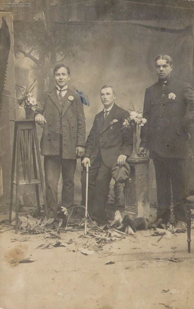 Kawalerowie z okolic Zambrowa, około 1910 r., własność prywatna

Koszule, zarówno robocze, jak i świąteczne zawsze noszono wpuszczone w spodnie.
