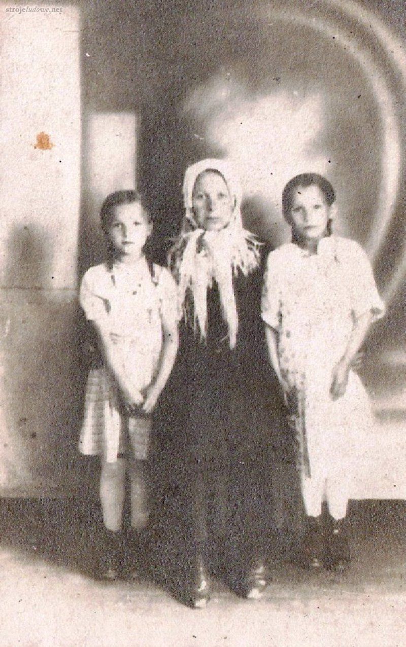 Agnieszka Pastuszka z córkami, po prawej Michalina z lewej Janina, Kotlarka, ok. 1925 r., fot. NN, własność prywatna

Jako samodzielne nakrycie głowy mężatek, chustki były powszechnie noszone od pierwszych lat XX w. Panny używały ich tylko w dni chłodne.