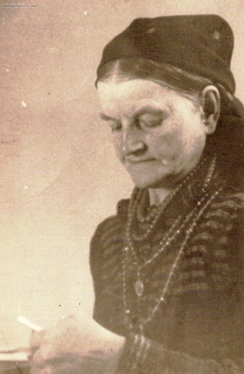 Zofia Makowska, ok. 1930 r., Gminny Ośrodek Kultury w Sannikach

Po I wojnie światowej podstawowym nakryciem głowy (noszonym zarówno przez mężatki jak i panny) stawała się stopniowo chustka W regionie tym znano trzy jej podstawowe typy: <em>jedwabnice</em>, <em>kłosówki</em> i <em>szalinówki</em>.