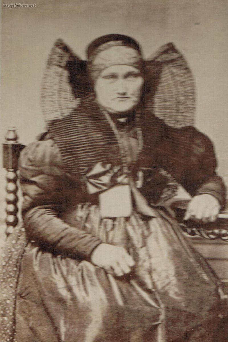 Kobieta w czepcu <em>z brodą</em>, 1860 r., ze zbiorów Muzeum Etnograficznego Odział Muzeum Narodowego we Wrocławiu