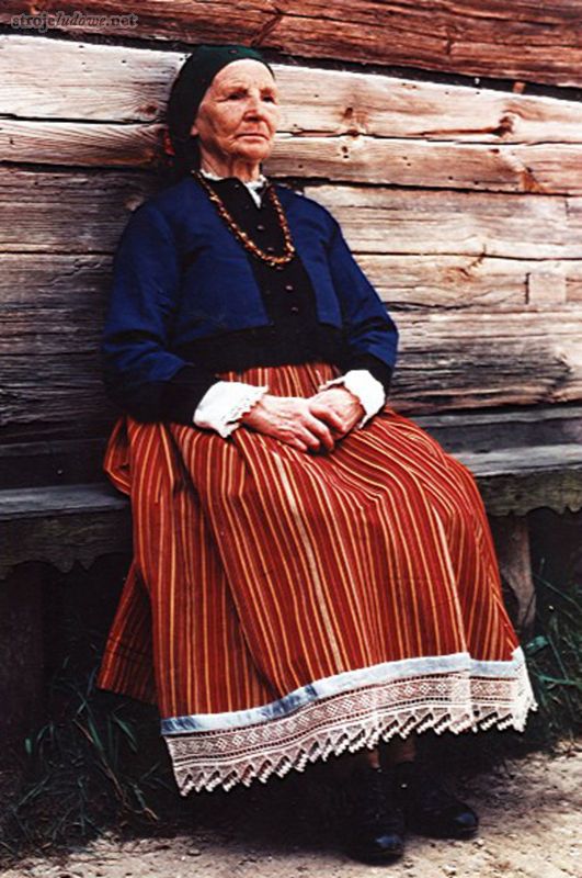 Kobieta w kaftanie, 1984 r., fot. B. Deptuła, Muzeum Północno Mazowieckie w Łomży

Kaftan (<em>jaka</em>) miał proste plecy, jedynie z podcięciami na wąskie, proste rękawy bez mankietów i takież opadające luźno przody. Przy szyi miał półokrągłe, obszyte wąską oszewką wycięcie. Do jego dolnej krawędzi doszyta była plisa, która powodowała , że kaftan stawał się lekko rozkloszowany. Zapinano go na guziki. Najstarsze kaftany szyto z cienkich, gładkich materii wełnianych. W okresie międzywojennym zaczęto je wykonywać z jedwabiopodobnych, ciemnych tkanin. Niekiedy krawędzie kaftana lamowano szerokim pasem czarnego aksamitu.