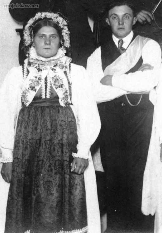 Drużbowie, druhna w staniku (oplecku) i bukietach, ok. 1910, fragment fotografii, ze zbiorów prywatnych.

Oplecek, niekiedy bywał widoczny, najczęściej przy stroju dziewczęcym, zwykle jednak był przysłonięty kaftanem. Jeśli miał być eksponowany, szyto go z tkanin lepszych gatunkowo i przyozdabiano wzdłuż podcięć i na przodach naszyciami ze sznureczka lub wąskich wstążeczek.
