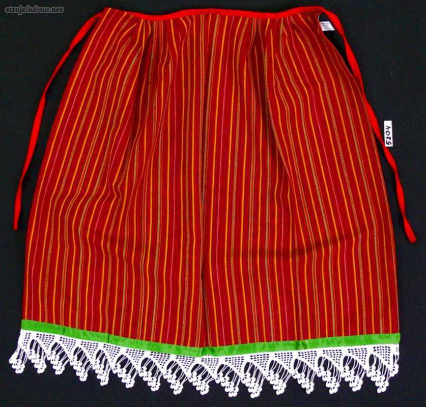Zapaska z tkaniny samodziałowej, wieś Krysiaki, początek XX w., Muzeum Północno Mazowieckie w Łomży, fot. W. Pawlak

Do spódnic pasiastych (<em>kitli</em>) i kraciastych noszono zapaski z samodziałów pasiastych, zbliżonych do tych używanych na spódnice. Ich brzegi początkowo były bez ozdób, po pierwszej wojnie światowej pojawiły się na nich obszywki ze wstążki oraz szydełkowe koronki. Przeznaczano na nie płat tkaniny o szerokości warsztatowej (od 60 do 80 cm).