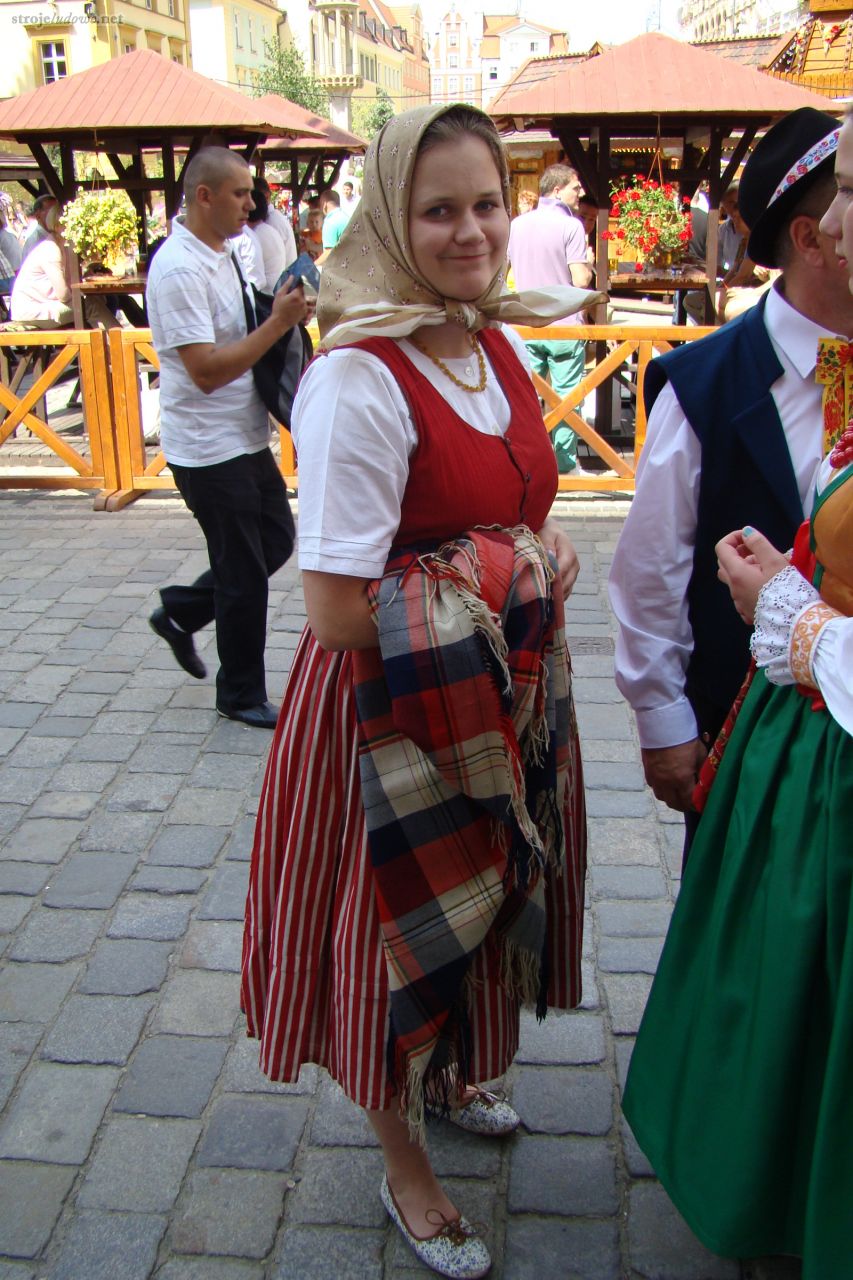 Dziewczyna z Zespołu Regionalnego Pieśni i Tańca „Wilamowice” w stroju codziennym z wyeksponowaną <em>ciasnochą</em>, Wrocław 2013, fot. R. Sznajder

Strój codzienny był znacznie skromniejszy – ograniczał się do <em>ciasnochy</em> (<em>ćjasniöeh</em>) oraz zszytej z nią koszuli z krótkim rękawem (<em>hemb</em>). W późniejszym czasie zestaw ten wyewoluował do jednego elementu: koszuli, którą zakładano zawsze, nawet pod odświętną koszulę. Pełniła ona funkcję bielizny, a nawet koszuli nocnej. Była delikatnie zdobiona białym haftem lub plisami pod szyją.