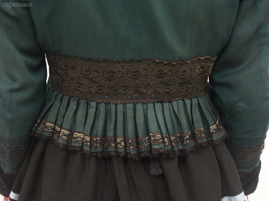 Kaftan kobiecy, krzczonowskie, okres międzywojenny. Ze zbiorów Muzeum Archeologicznego i Etnograficznego w Łodzi, fot. Wł. Pohorecki

Krój ich składał się z tyłu, przodów i wąskich rękawów. Pod pachami, pomiędzy przody a tył wszywano kliny. Plecy zakończone były półokrągło, stąd nazywano je kaftanami <em>z ogonkiem</em> W późniejszym okresie rozpoczęto również szycie kaftanów z doszytą w pasie falbanką, rodzajem baskinki.