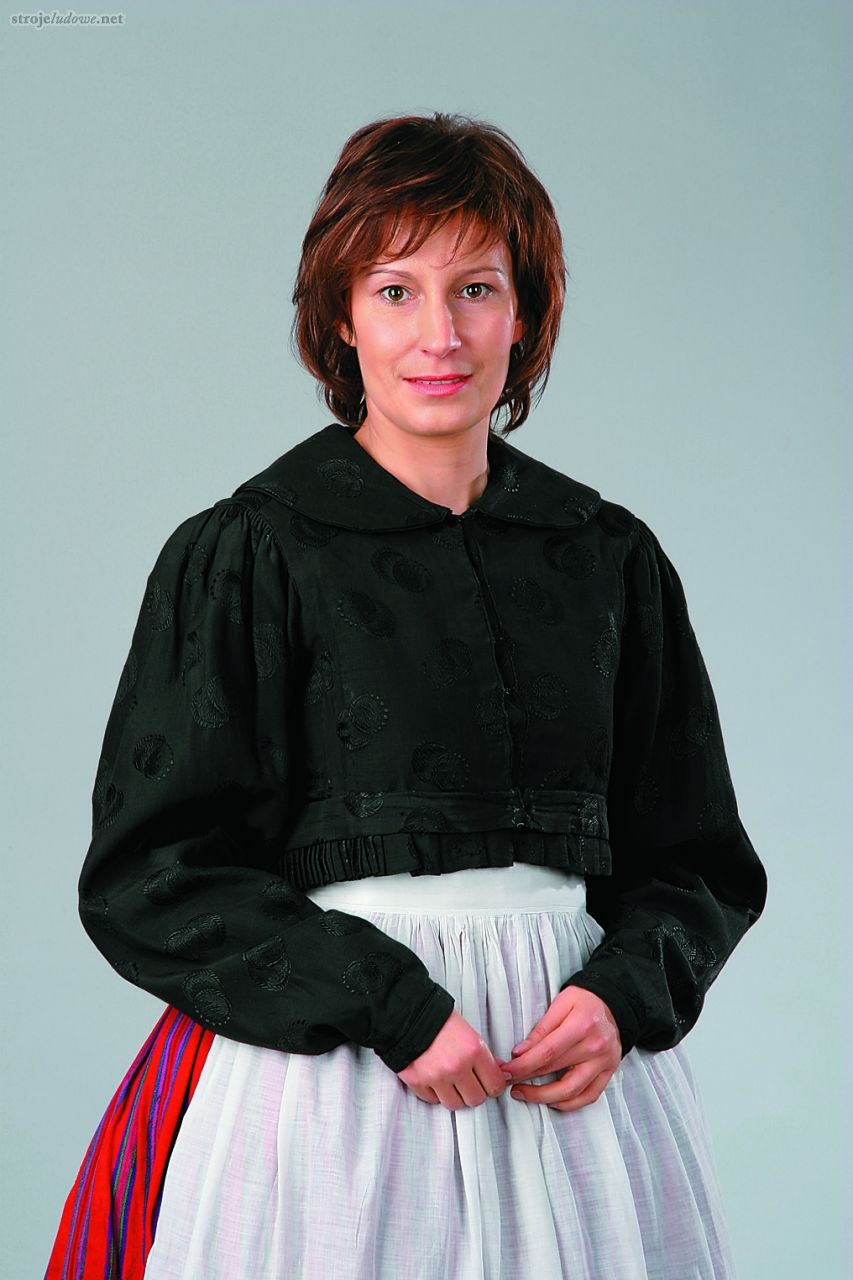 Kaftan z czarnego rypsu, z szerokim kołnierzem i fałdkami, Dąbrówka Wielkopolska, I połowa XX w. Ze zbiorów Muzeum Etnograficznego Oddział Muzeum Narodowego w Poznaniu, aranżacja na modelce E. Sobiak, fot. A. Cieślawski

Kaftan miał przy szyi spory, wykładany kołnierz, rękawy bez mankietów przymarszczone w części górnej i dolną krawędź wykończoną pasem tkaniny, ułożonym w 120 fałd. Kaftan noszono bezpośrednio na koszulę lub stanik (oplecek)