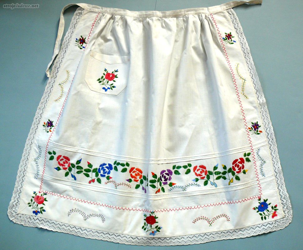 Zapaska zdobiona haftem, wyk. Marianna Mikołajczyk, wieś  Pełty, 1948 r., Muzeum Północno Mazowieckie w Łomży, fot. W. Pawlak

Najmłodszą odmianą kurpiowskich zapasek są te zdobione wielokolorowym haftem o kwiatowych motywach naturalistycznych. Zakładano je przede wszystkim do spódnic gładkich i <em>mienistych</em>.
