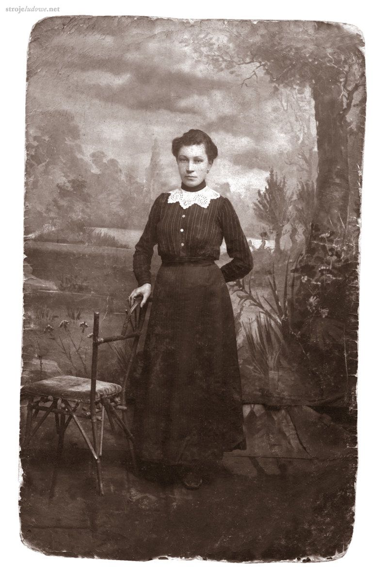 Felicja Osińska, Grójec, 1916 r., własność prywatna

Około 1880 r. sylwetka kobiety przyjmuje kształt klepsydry (zaokrąglona forma biustu i bioder podkreślone przez wąską talię). Ten typ sylwetki utrzymuje się w stroju drobnoszlacheckim prawie do ostatnich lat jego użytkowania.