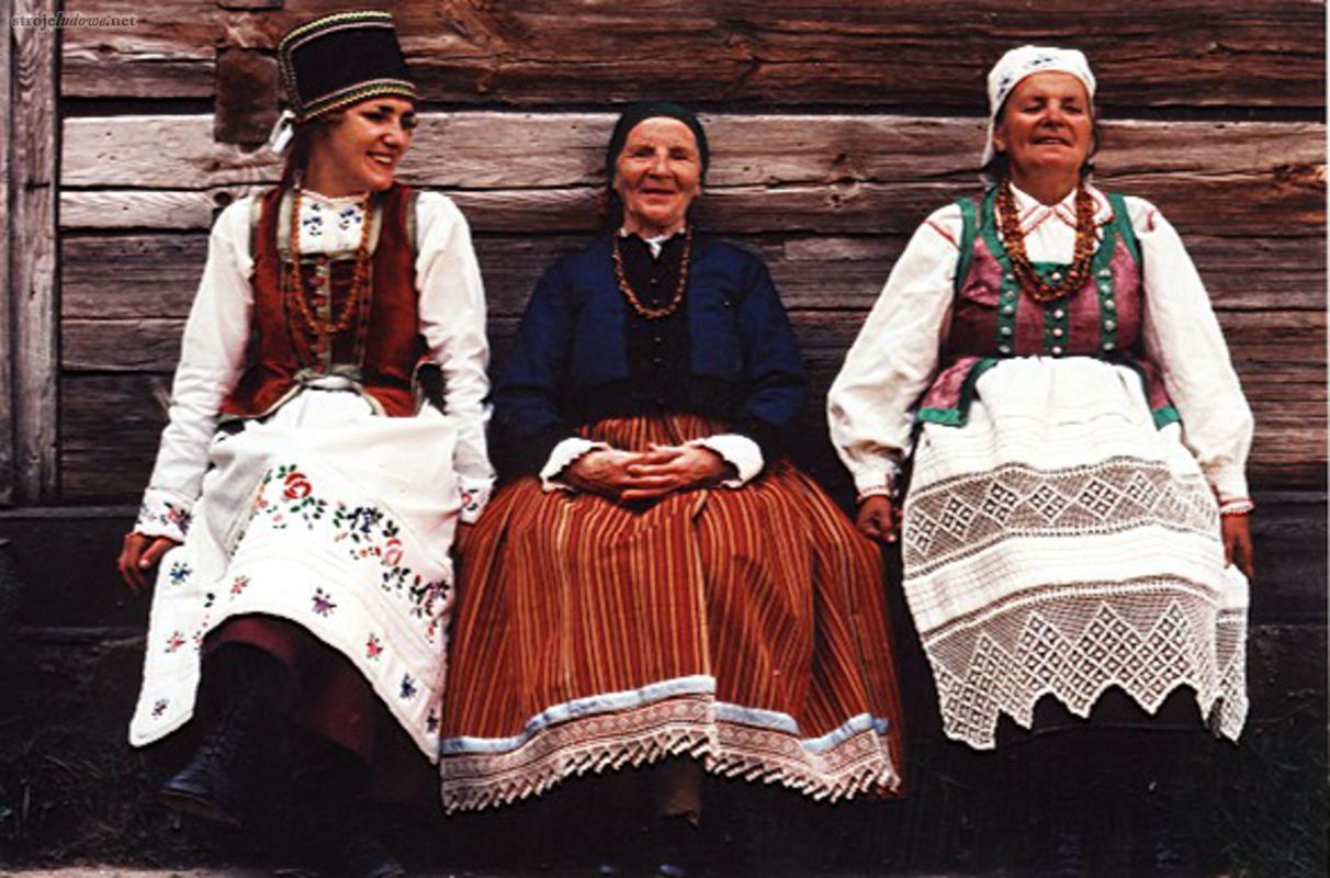 Kurpianki w zapaskach trzech podstawowych typów, 1984 r., fot. B. Deptuła, Muzeum Północno Mazowieckie w Łomży
