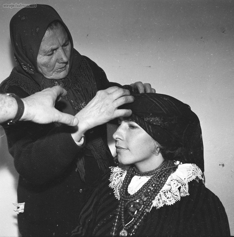 Tradycyjny sposób wiązania chusty w „turban”, wiązała Marianna Siedlarek z Sannik, ze zbiorów Muzeum Mazowieckiego w Płocku
